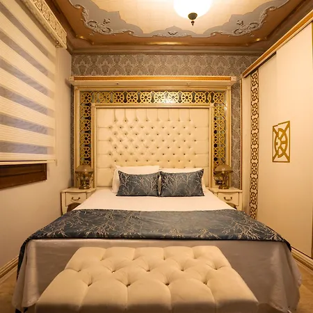 Castle Old Town فندق